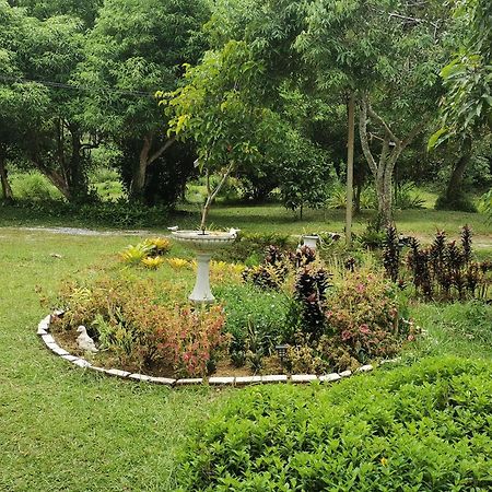 Betong House In The Garden Villa Luaran gambar