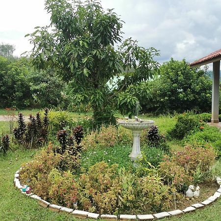 Betong House In The Garden Villa Luaran gambar